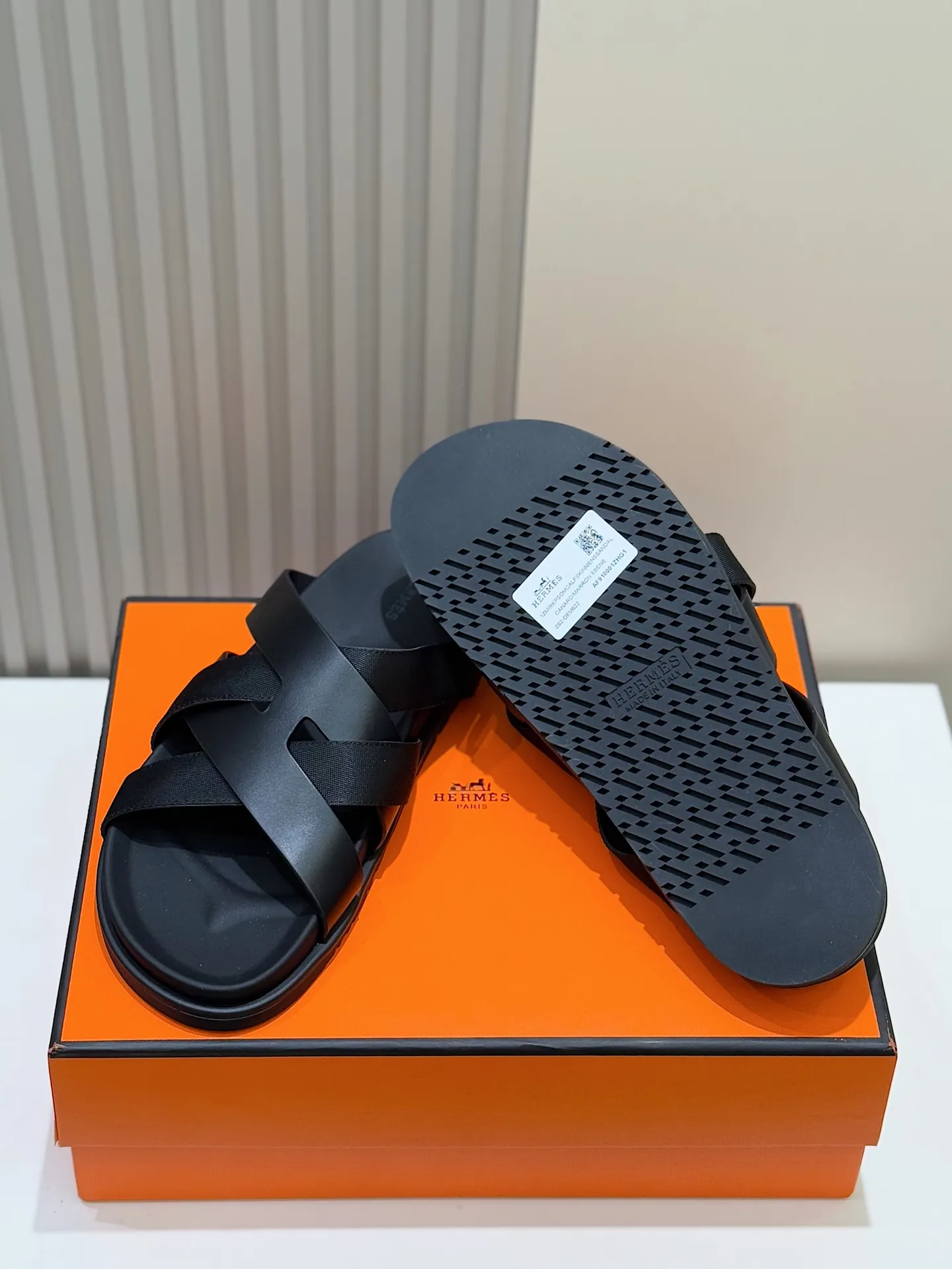 p300💰Men's Shoes Hermes Men's Kazimir Slippers - Top quality woven calfskin functional sandals with an intertwined upper inspired by the "H" iconic pattern to create a casual look, perfect for summer. Imported cowhide + cowhide lining + rubber outsole Size: 39-44 (customized at 38.45.46)